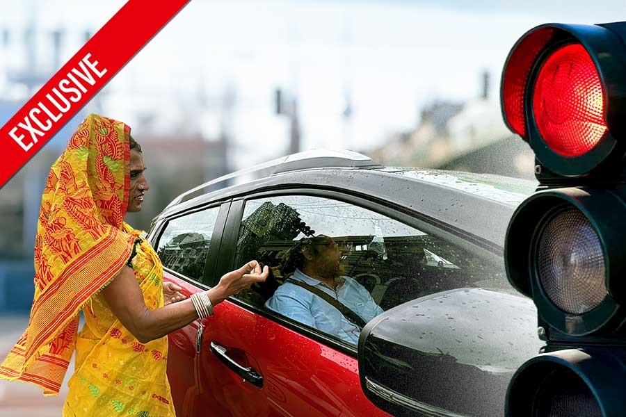 জোর করলেই বিরক্তি! সিগন্যালে দাঁড়িয়ে কলকাতার ‘লাল’ স্বাধীনতা