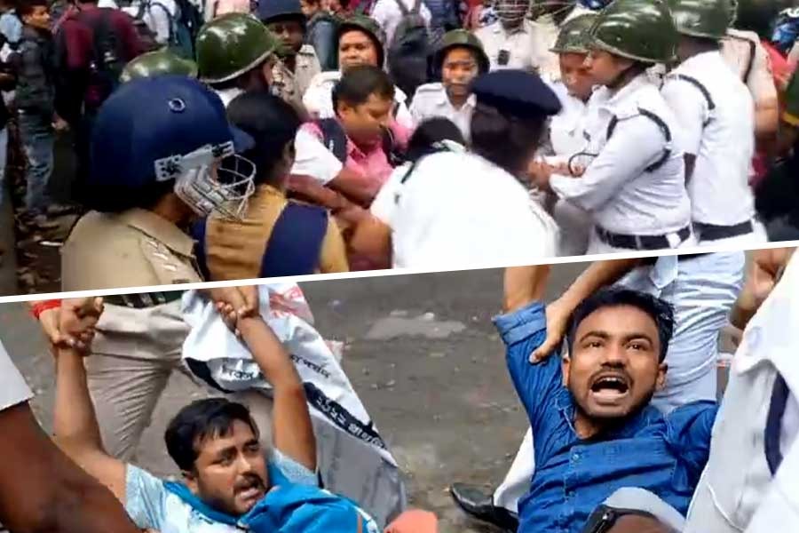 পুলিশ এবং চাকরিপ্রার্থীদের ধস্তাধস্তি, বিধানসভা গেটের সামনে তুলকালাম