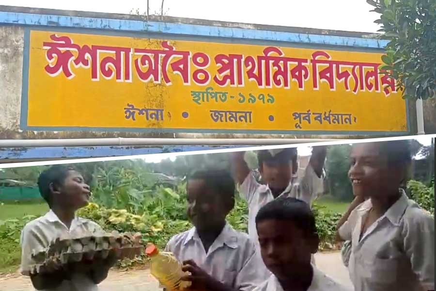 মন্তেশ্বরের স্কুলে পঠনপাঠন শিকেয়, মিড ডে মিলের বাজার করছে পড়ুয়ারা!