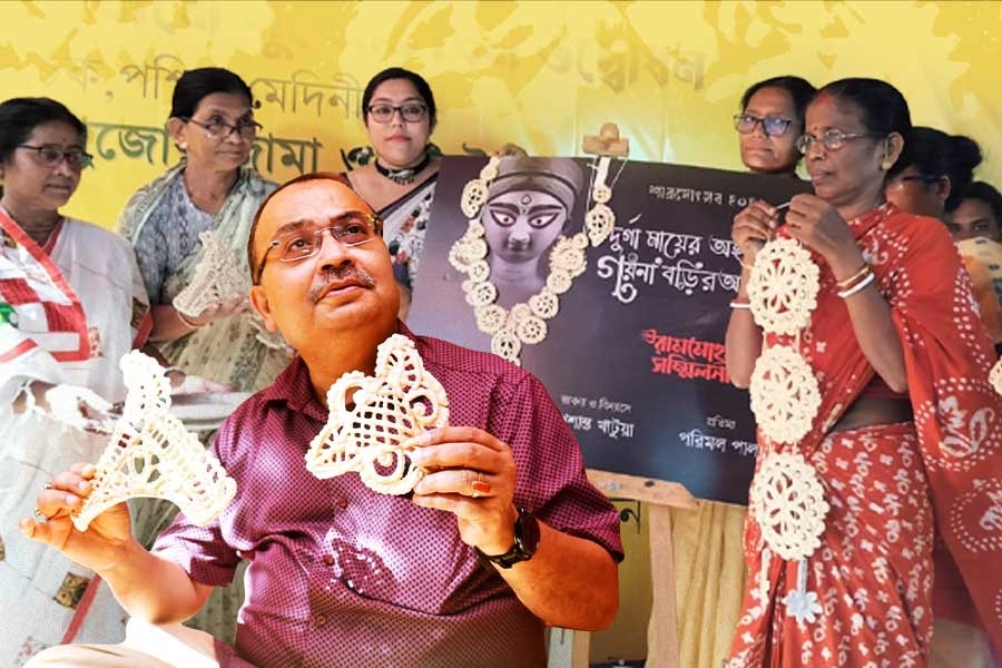 শহুরে পুজোর থিমের কারিগরদের গ্রামে থিমের উদ্বোধনে কুণাল ঘোষ