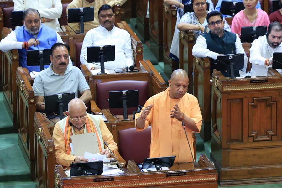 উত্তরপ্রদেশে নয়া শিল্পনীতি, ২০২৭-এর মধ্যেই ১ ট্রিলিয়ন অর্তনীতির লক্ষ্যমাত্রা বেঁধে দিলেন যোগী