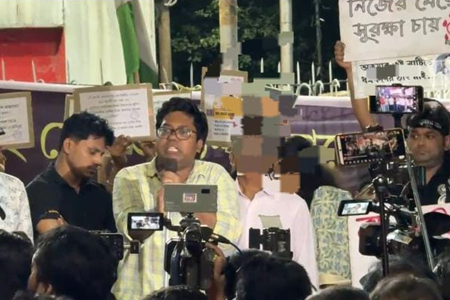 ‘CBI বিক্রি হয়নি, গ্যারান্টি দিতে পারব না’, জুনিয়রদের রাত দখলের মঞ্চ থেকে তোপ অভয়ার মা-বাবার