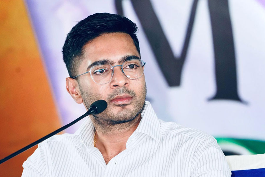 ‘বিজেপি নেতাদের জয় বাংলা বলুন’, নজরে BLO-দের ভূমিকাও, বৈঠকে আর কী বার্তা অভিষেকের?