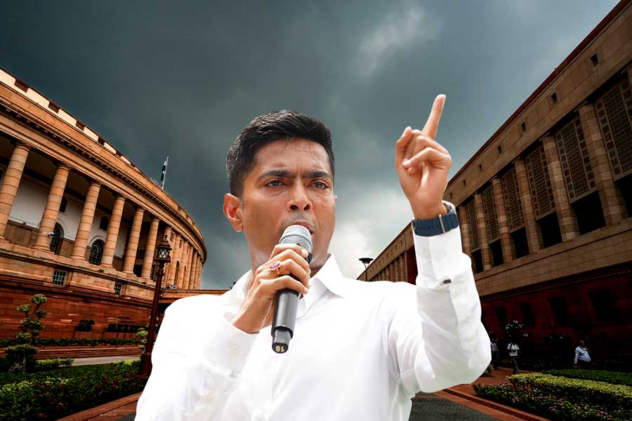 সরকার ফেলার চেষ্টা! সংশোধনী বিল ইস্যুতে সোশাল মিডিয়ায় গর্জে উঠলেন অভিষেক