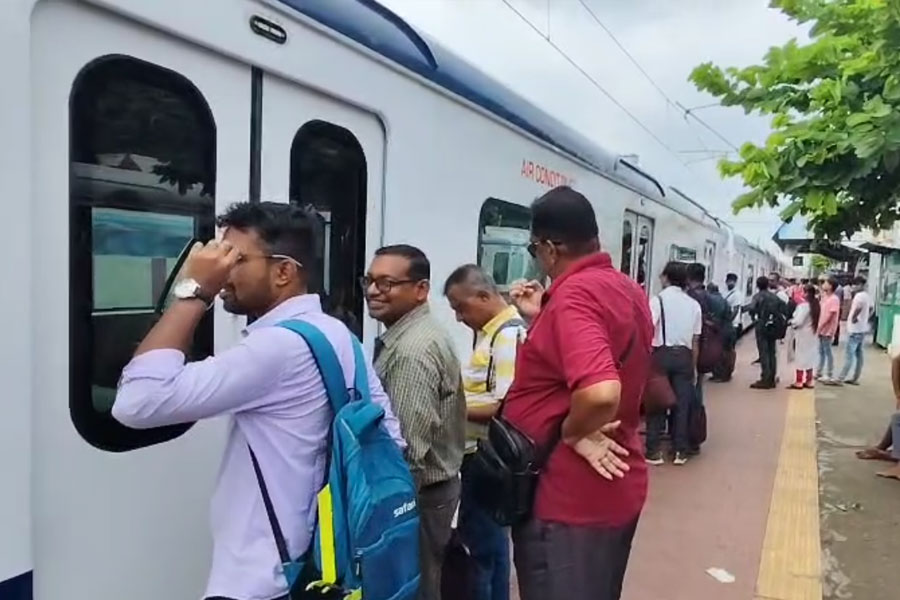 প্রথম দিনে রানাঘাট-শিয়ালদহ এসি লোকালে সওয়ার ২৫০৩, ধরা পড়লেন বিনা টিকিটের যাত্রীও!
