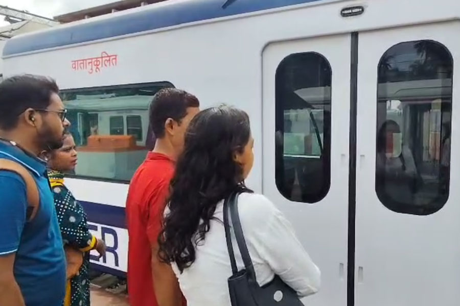 যাত্রীদের সুবিধার্থে এসি লোকালের স্টপেজ বাড়াল রেল! তালিকায় কোন কোন স্টেশন