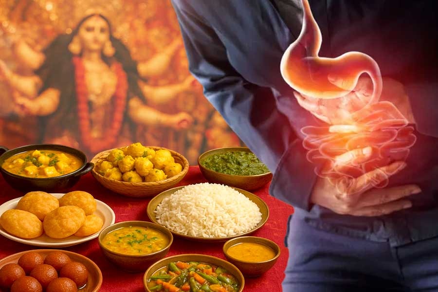খাওয়াদাওয়ায় দেদার বেনিয়ম, পুজোয় অ্যাসিডিটি থেকে চটজলদি বাঁচতে কী করবেন?