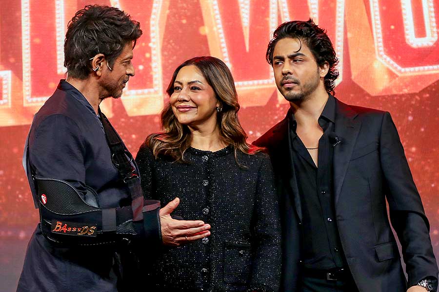 আরিয়ানকে ‘পরিচালক’ হিসেবে পরিচয় করিয়েই আবেগপ্রবণ শাহরুখ, বললেন, ‘৩০ বছর ধরে আমি…’