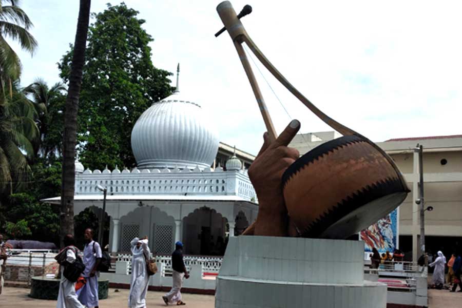 মৌলবাদীদের রোষে বন্ধ হয় স্মরণোৎসব! এবার লালন ফিরিয়ে রবি-নজরুলকে মোছার চেষ্টা বাংলাদেশে?