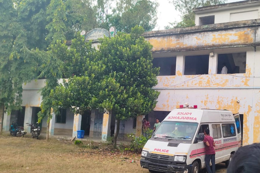 বাঁকুড়ায় স্কুলের মধ্যেই মিলল শিক্ষকের দেহ, খুন নাকি আত্মহত্যা?