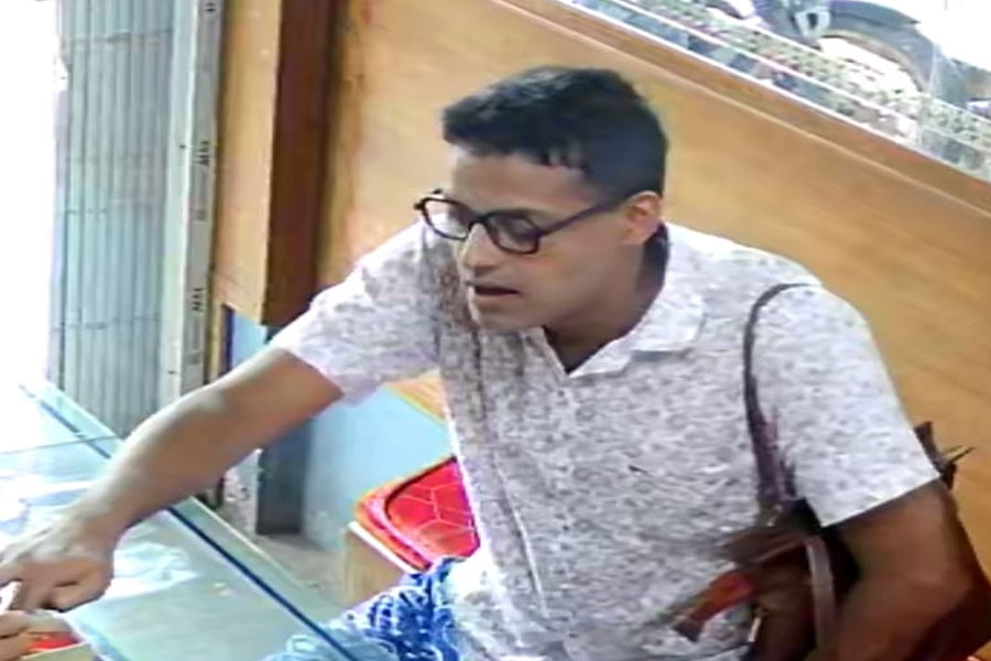 বারাসতে সোনার দোকানে চুরির কিনারা, গ্রেপ্তার পিএইচডি ডিগ্রিধারী সহকারি অধ্যাপক!