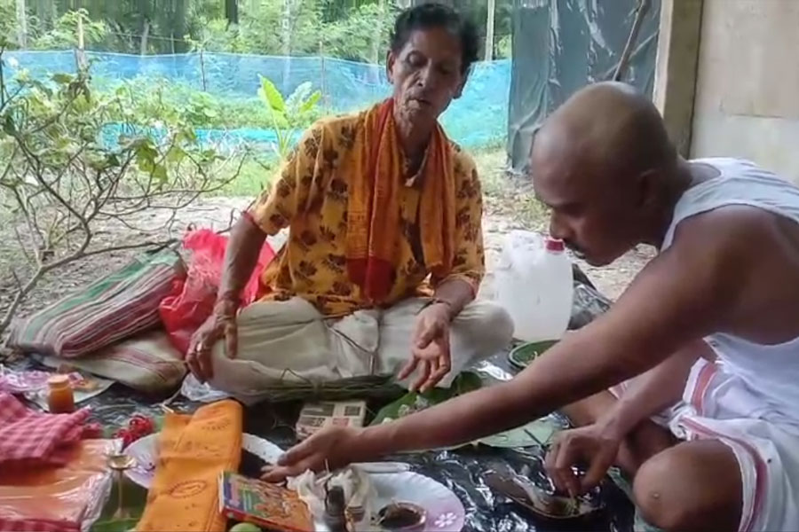 অন্যত্র ঘর বেঁধেছেন স্ত্রী, রাগে জীবিত সহধর্মিনীর পিণ্ডদান করে শ্রাদ্ধ স্বামীর!