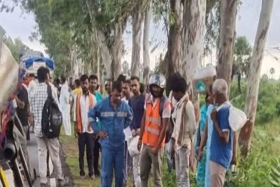 গঙ্গাস্নান সেরে ফেরার পথে টেম্পো-ট্রাকের মুখোমুখি সংঘর্ষ! ঘটনাস্থলেই নিহত চালক-সহ ৮