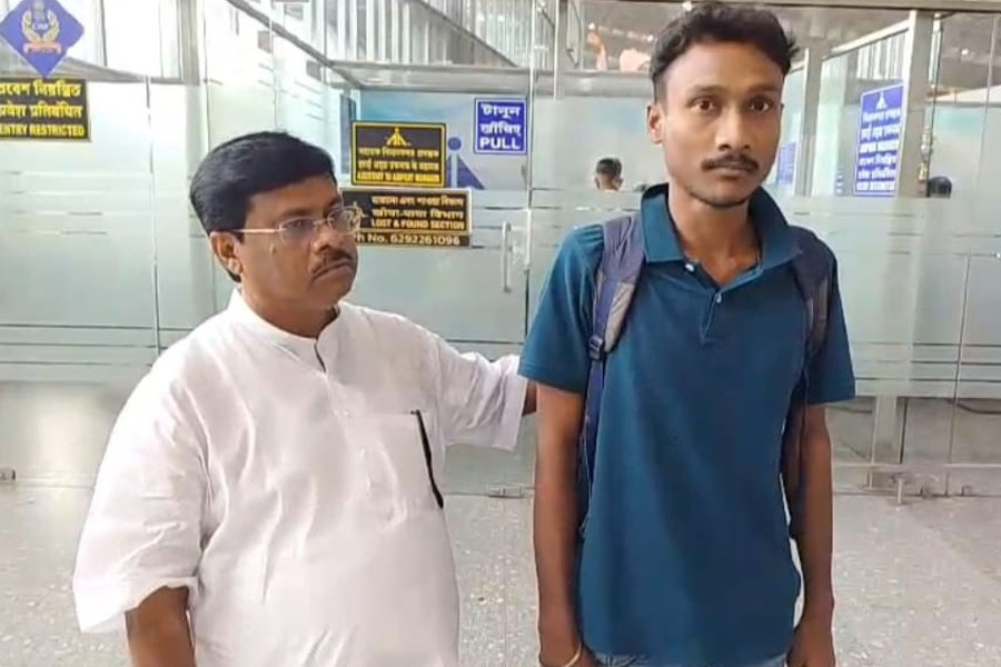 বাংলাদেশি বলে ক্যাম্পে মারধর মহারাষ্ট্র পুলিশের, বাড়ি ফিরেও আতঙ্ক কাটছে না বিষ্ণুপুরের বাবাইয়ের