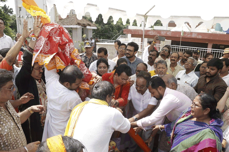 ছাব্বিশ ভোটের আগে দুর্গা-শরণ! ৩ বছর পর শারদোৎসবে বিজেপি, দেখুন খুঁটিপুজোর ছবি