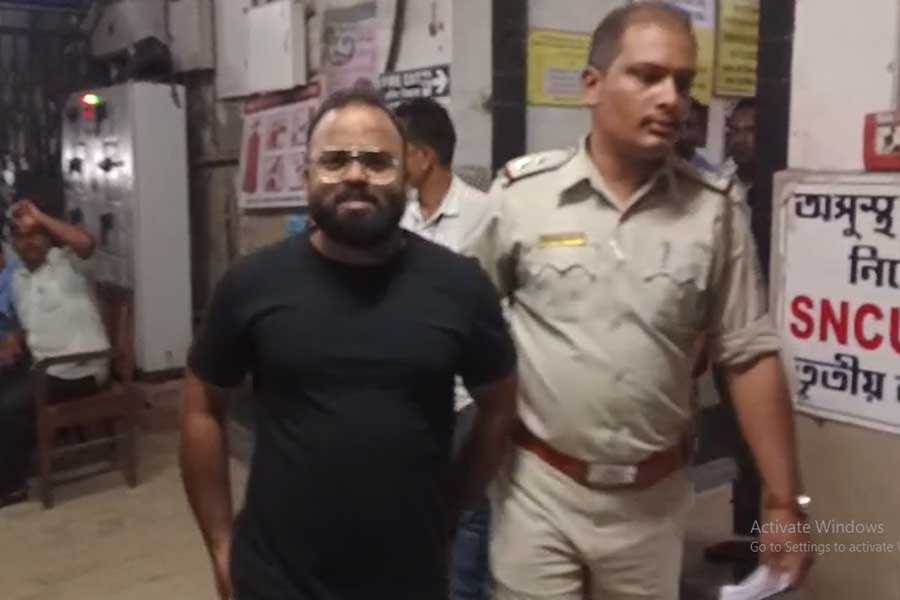 অকথ্য ভাষায় পুলিশকে গালিগালাজ, হুমকি!গ্রেপ্তার অর্জুন সিং ঘনিষ্ঠ বিজেপি নেতা