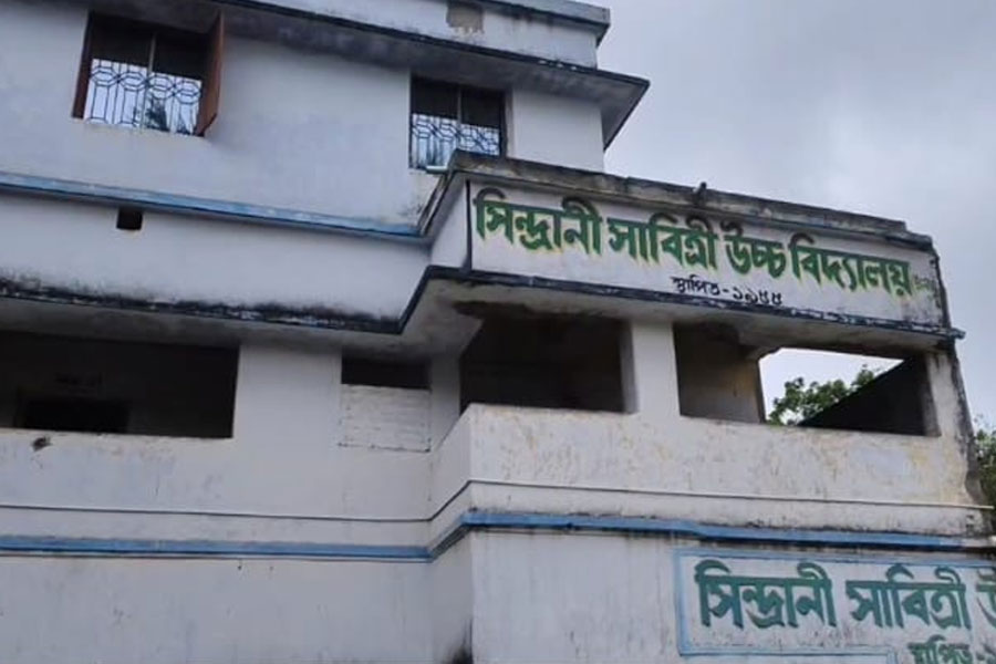 ক্লাস চলাকালীন বিষ খেয়ে আত্মহত্যার চেষ্টা সপ্তম শ্রেণির ছাত্রীর! চাঞ্চল্য বাগদার স্কুলে