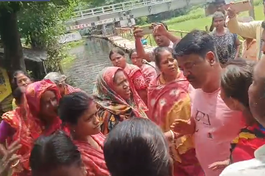 জলমগ্ন এলাকা পরিদর্শনে গিয়ে বিপত্তি! জনবিক্ষোভের মুখে পড়ে কথা না বলেই ‘পালালেন’ বিজেপি বিধায়ক