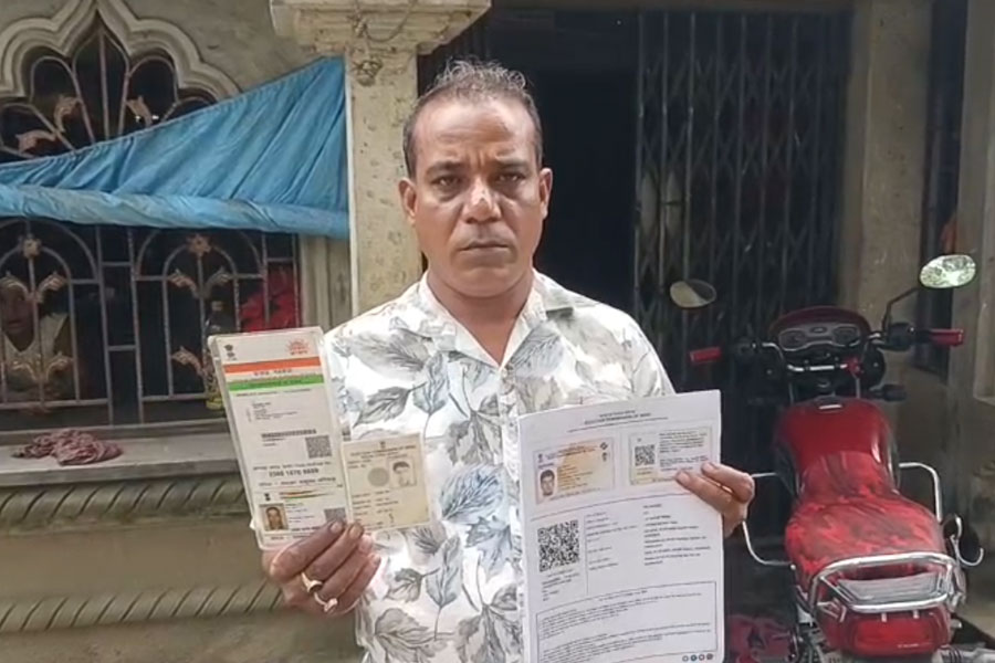 নাম, এপিক নম্বর এক, বদলে গিয়েছে ছবি! প্রশাসনের দ্বারস্থ বনগাঁর ‘ভূতুড়ে ভোটার’