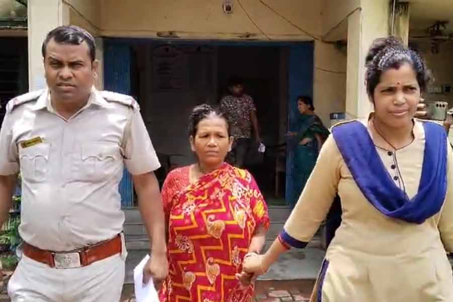 ছেলের অনুপস্থিতিতে বউমাকে লাগাতার অত্যাচার! বিষ খাইয়ে খুনের অভিযোগে গ্রেপ্তার শাশুড়ি