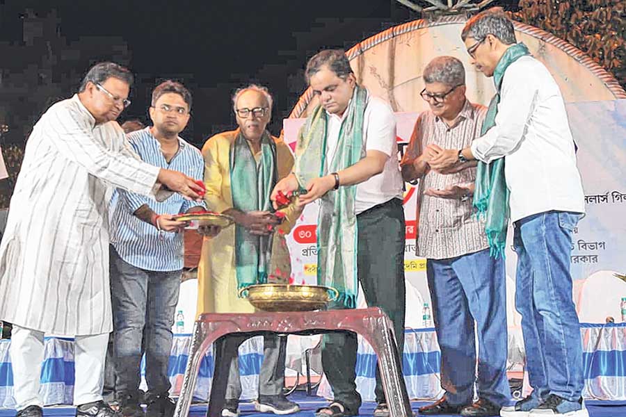 শারদ বইপার্বণেই ‘ডিসকাউন্ট’ সবচেয়ে বেশি! কেনার আগে জেনে নিন কত