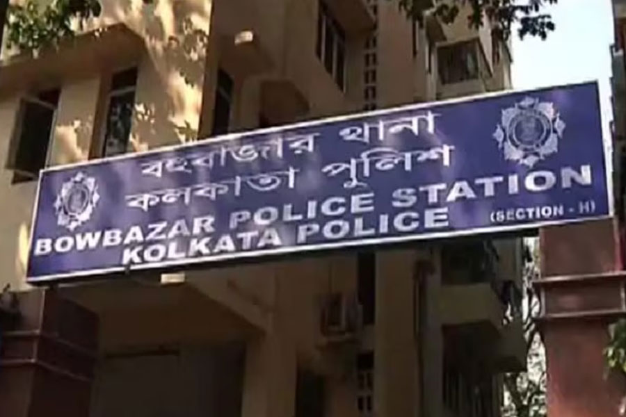 নামী কোম্পানির লোগো ব্যবহার করে সস্তার জুতো-ব্যাগ বিক্রি! খাস কলকাতায় জালিয়াতি