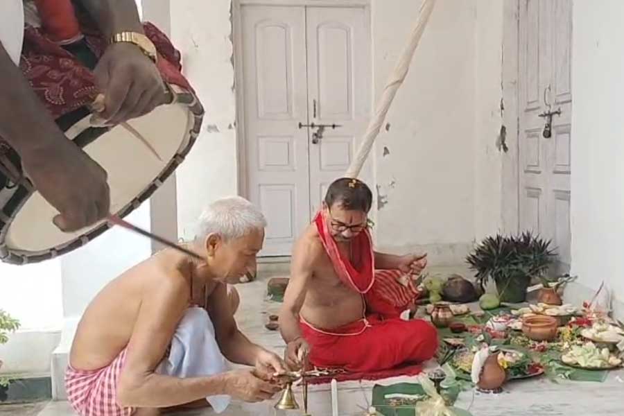 ঢাকে কাঠি! নিয়ম মেনে শ্রাবণের শুক্লা অষ্টমীতে কোচবিহার রাজবাড়ির শুরু দুর্গাপুজোর প্রস্তুতি