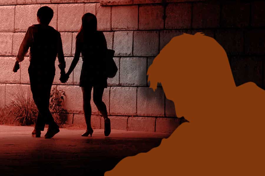 বিজেপি নেতার সঙ্গে নির্জন রাস্তায় স্ত্রী! পরকীয়া হাতেনাতে ধরে ফেলায় ‘আক্রান্ত’ স্বামী