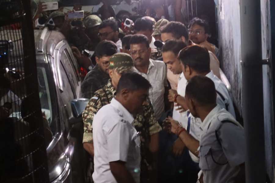 বাবার অ্যাকাউন্টে ২০, বউয়ের খাতায় ২৬ লক্ষ! আদালতে দাবি ইডির, ৬ দিনের হেফাজতে জীবনকৃষ্ণ