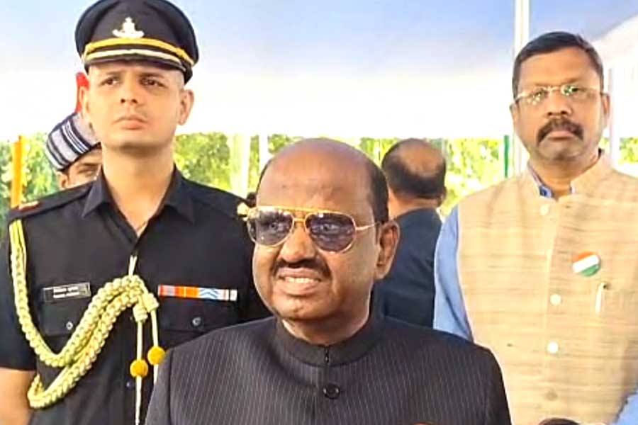 ভিনরাজ্যে পরিযায়ী নির্যাতন! মেনে নিয়ে রাজ্যপাল বললেন, ‘সমাধানের পথ খোঁজা হচ্ছে’