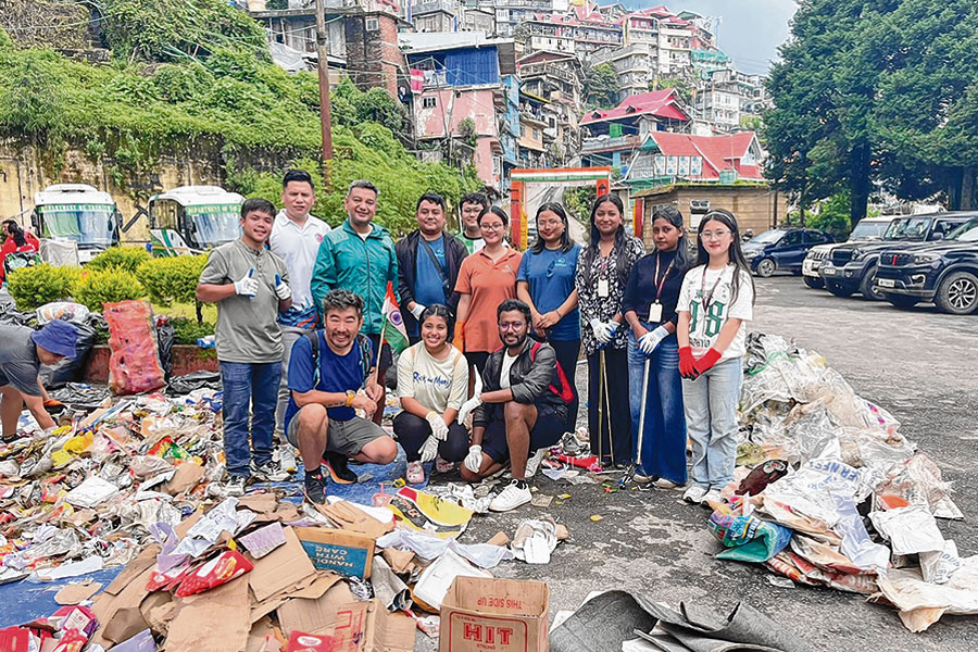 ‘ক্যুইন অফ হিল’, আবর্জনা পরিষ্কারে দার্জিলিংয়ে স্বচ্ছ অভিযান বাসিন্দা ও পড়ুয়াদের