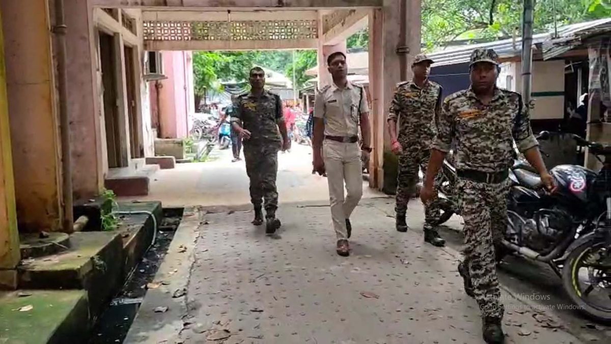 রক্ত দিয়ে বিচারের দাবি, স্বাধীনতা দিবসে পুরুলিয়া জেলাশাসকের দপ্তরে আত্মহত্যার চেষ্টা ব্যবসায়ীর!