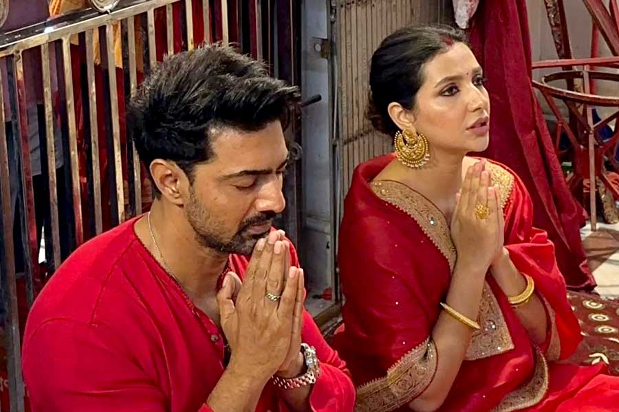 রং মিলান্তি পোশাক, নৈহাটির বড়মার মন্দিরে আরও কাছাকাছি দেব-শুভশ্রী! কী মানত করলেন?