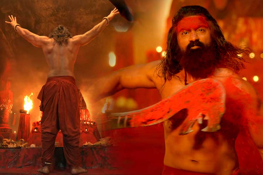 ‘লোকে বলে রঘু মা কালীর ব্যাটা’, স্বাধীনতা দিবসে দেশপ্রেম উসকে রক্তমাখা খড়্গ হাতে দেবের হুঙ্কার