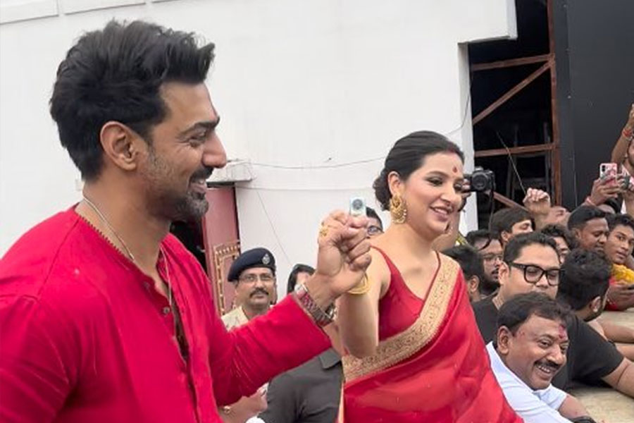 কখনও একে-অপরের দিকে ভরসার হাত, কখনও কানে-কানে ফিসফাস! ইন্ডাস্ট্রি দেখল দেব-শুভশ্রীর ‘বন্ধুত্ব’