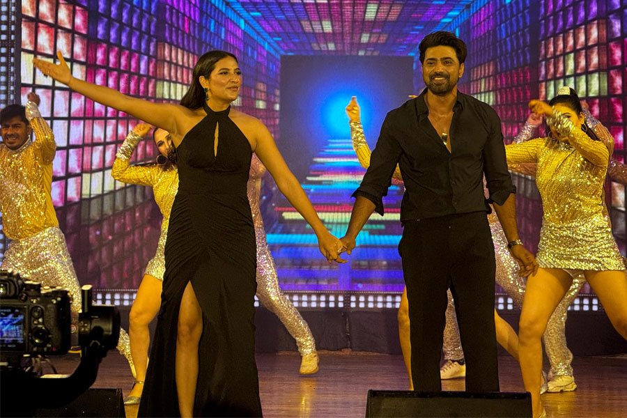 ‘ধূমকেতু’ মুক্তির আগে ফের একফ্রেমে দেব-শুভশ্রী? আশীর্বাদ পেতে বড়মার শরণে ‘প্রাক্তন’ জুটি