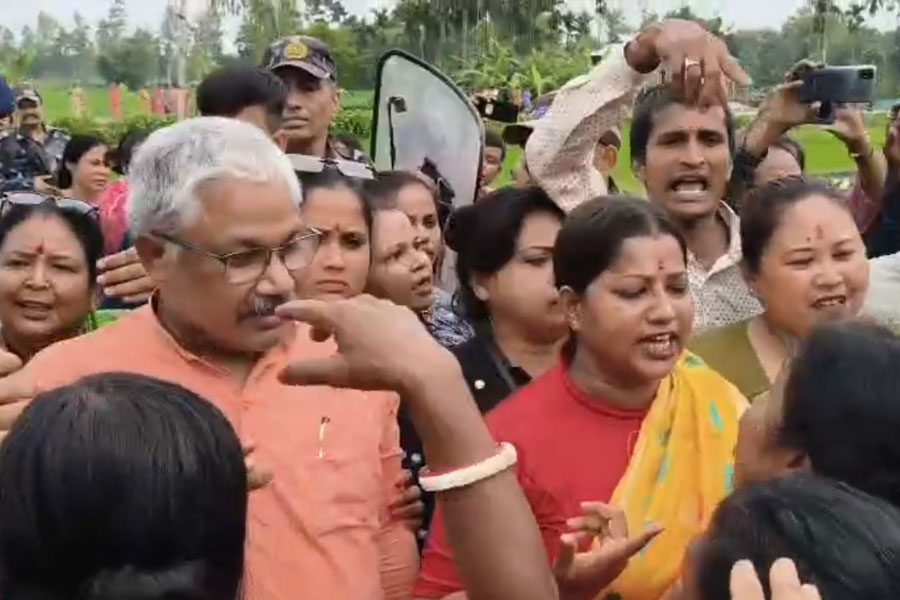 পরিযায়ীদের উপর কেন অত্যাচার? দিনহাটায় বিজেপি প্রতিনিধি দলকে ঘিরে বিক্ষোভ বাসিন্দাদের!