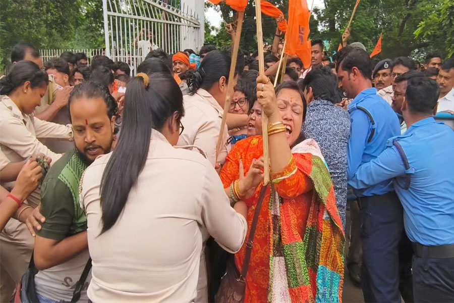 বাসের গায়ে হিন্দিতে ‘জয় শ্রীরাম’ লেখা নিয়ে ধুন্ধুমার, দুর্গাপুরে থানা ঘেরাও বিশ্ব হিন্দু পরিষদের