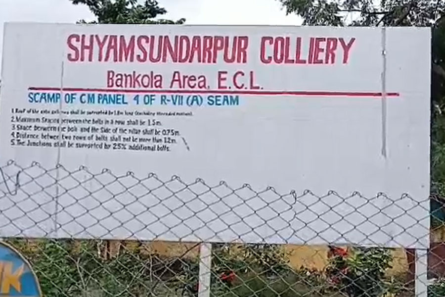 দুর্গাপুরে ইসিএলের কোলিয়ারিতে দেওয়াল ভেঙে জলের স্রোত! মর্মান্তিক মৃত্যু শ্রমিকের