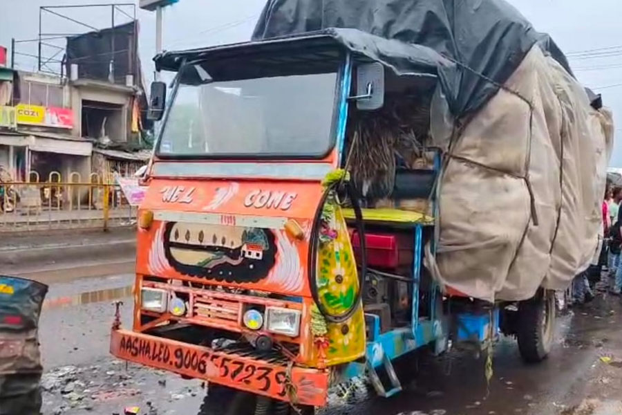 জাতীয় সড়কে পাট বোঝাই ভ্যান আটকানোয় পুলিশকে ‘মার’, ফরাক্কায় গ্রেপ্তার তৃণমূল পঞ্চায়েত উপপ্রধান