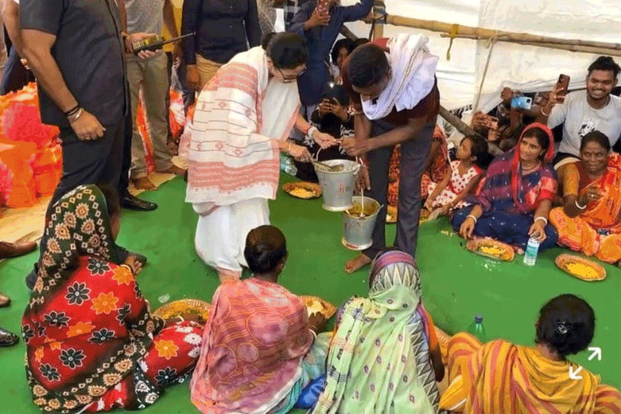 কামারপুকুরে খিচুড়ি পরিবেশন, বন্যা বিধ্বস্ত ঘাটালবাসীদের আশ্বাস, দিনভর জনসংযোগে মমতা
