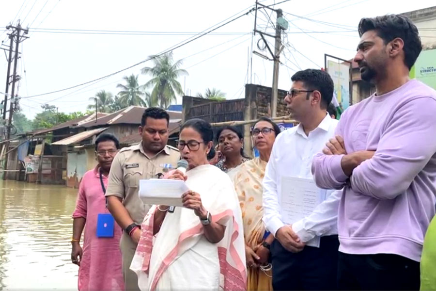 বন্যাবিধ্বস্ত ঘাটালে মমতা, জলে দাঁড়িয়েই SIR, ভাষা ইস্যুতে তোপ মুখ্যমন্ত্রীর