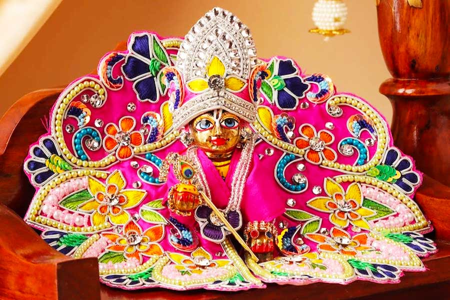জন্মাষ্টমীতে গোপালকে পরান রংবাহারি পোশাক-পাগড়ি, কীভাবে সাজালে পাবেন কৃপা?