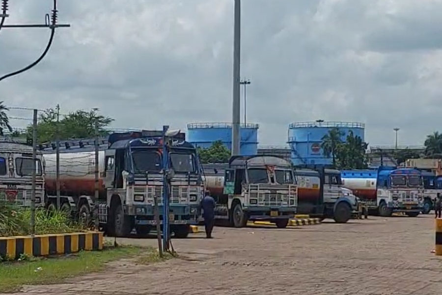 নিবেদিতা সেতু দিয়ে যাওয়ার ছাড়পত্র, সাময়িক কর্মবিরতি উঠল মৌরিগ্রামের ট্যাঙ্কার মালিকদের