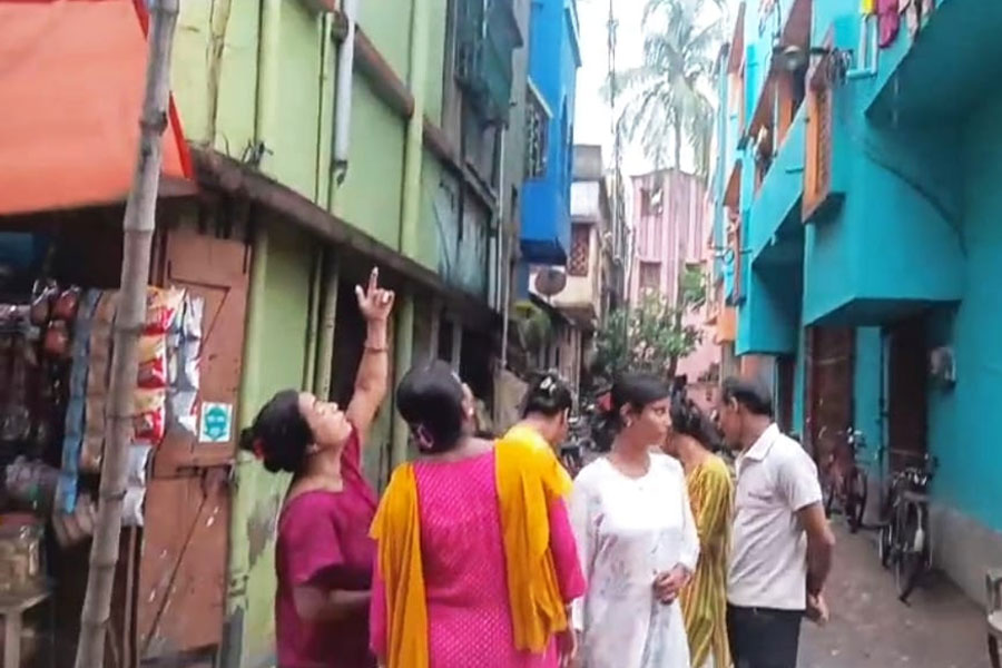 খেলার সময় পাঁচতলার জানলা গলে নিচে পড়ে মৃত্যু একরত্তির! মর্মান্তিক ঘটনা হাওড়ায়