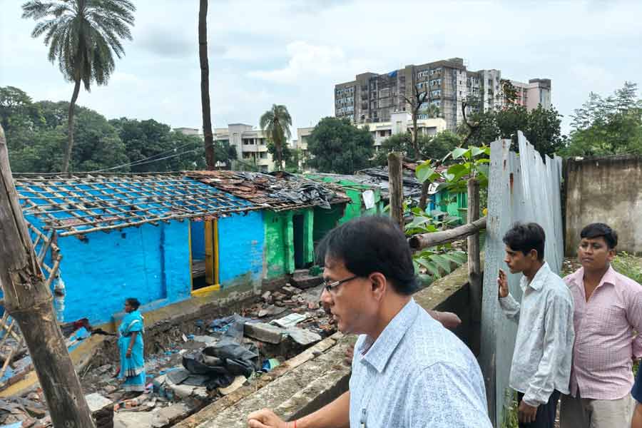 খালের গার্ডওয়াল ধসে ভাঙল বাড়ি, একাধিক বাড়িতে ফাটল, আতঙ্ক হাওড়ায়