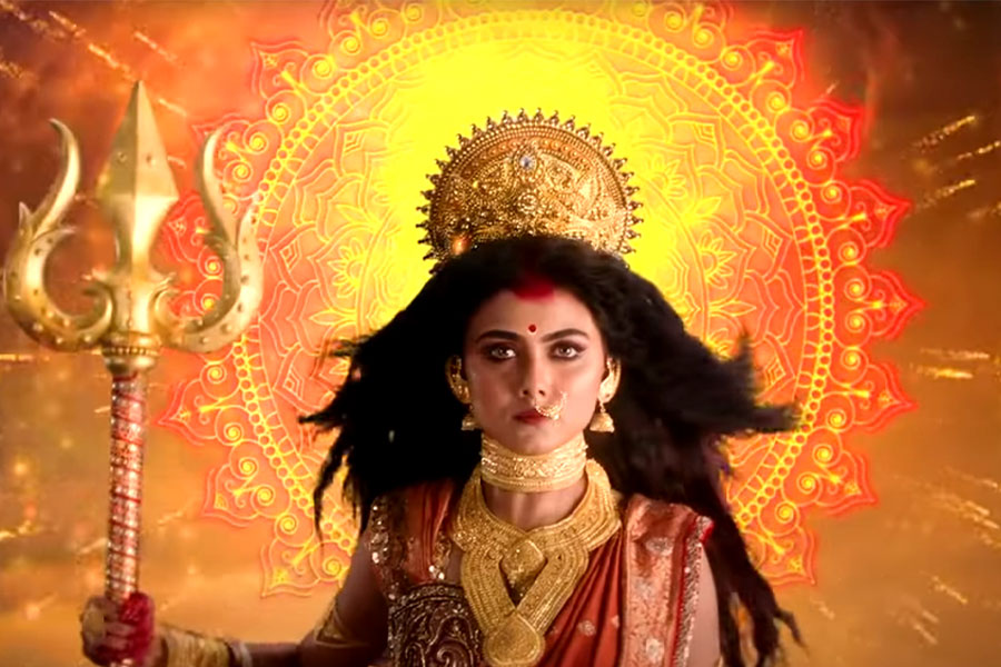 দুর্গা রূপে প্রথমবার ইধিকা, টিজারেই সাড়া ফেললেন দেবের নায়িকা