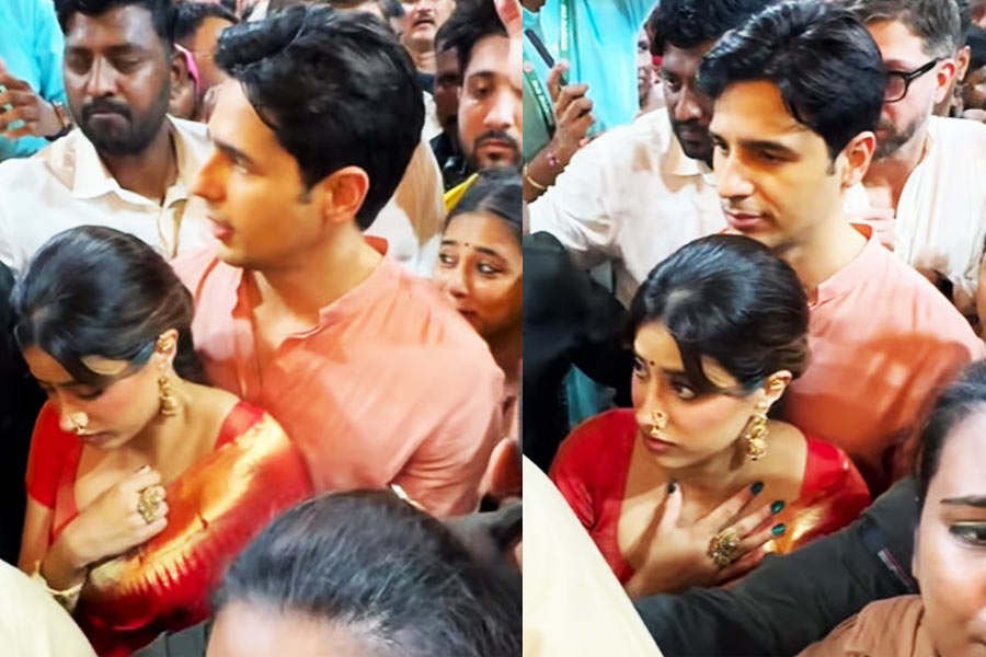 পুলিশি ঘেরাটোপেও লালবাগের গণেশ পুজোর ভিড়ে চিড়েচ্যাপ্টা জাহ্নবী, কাঁদো কাঁদো মুখ নায়িকার