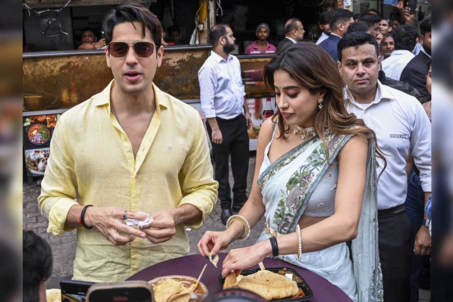 ছবি রিলিজের টেনশন ভুলতে ছোলে ভাটুরে! কবজি ডুবিয়ে স্ট্রিট ফুডে মজলেন সিদ্ধার্থ-জাহ্নবী