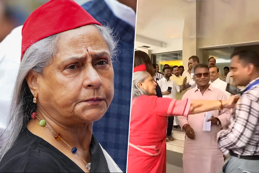 ছবি তুলছিলেন ভক্ত, সজোরে ঘুসি ‘খিটখিটে’ জয়া বচ্চনের, ‘অ্যাংরি ওম্যানে’র কাণ্ডে হতভম্ব নেটদুনিয়া